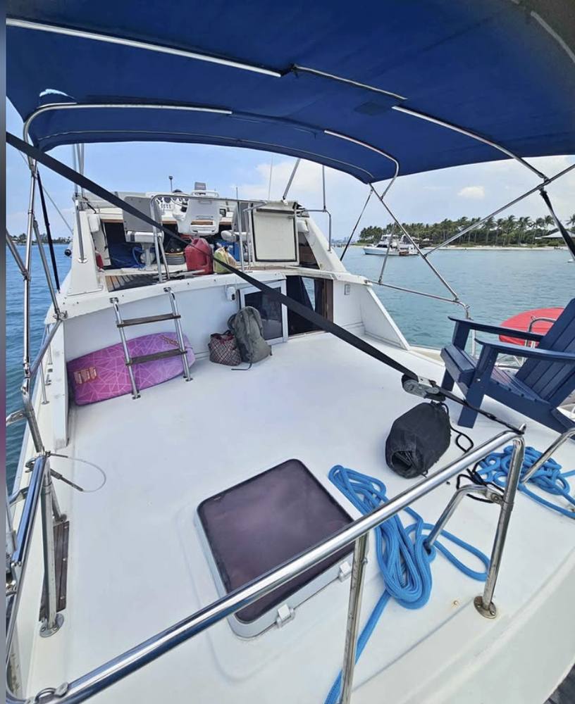 40 ft Silverton Liveaboard Cabin Boat photo 2