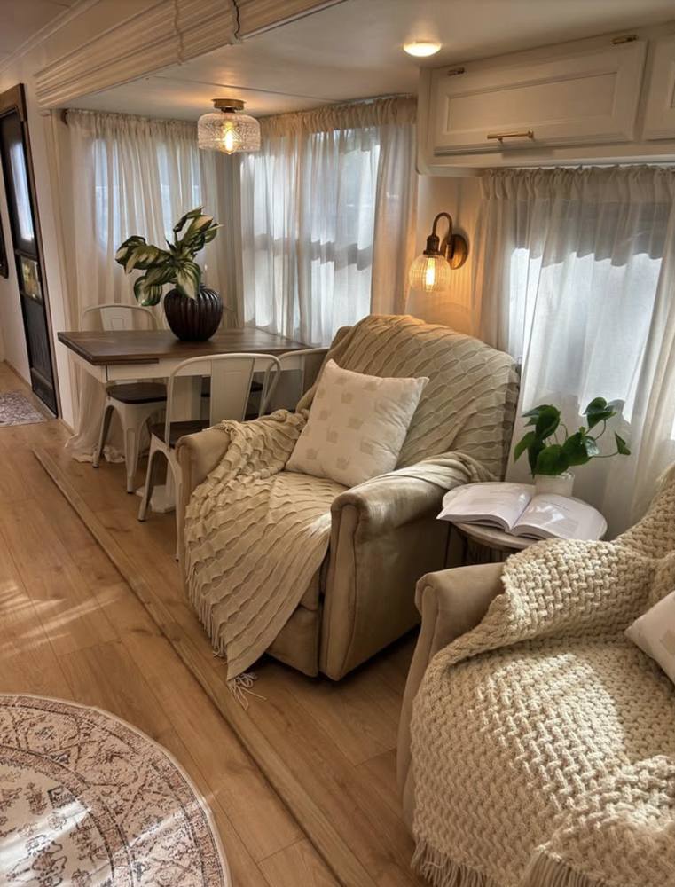 2017 Jayco Eagle 339 — Fully Renovated photo 2