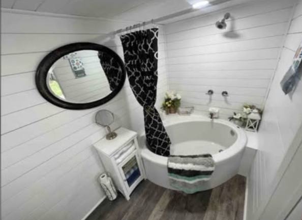 1 Bed Tiny House with Full-Size Bathtub photo 5