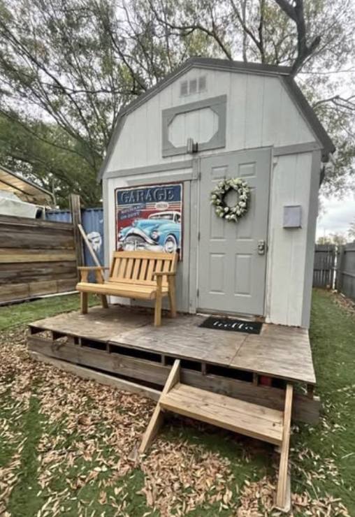 1 Bed Tiny House with Full-Size Bathtub photo 6